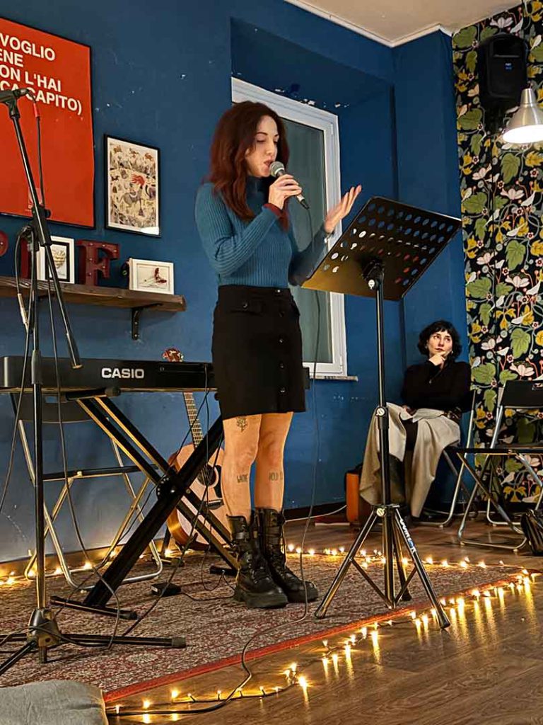 Viola durante il poetry slam